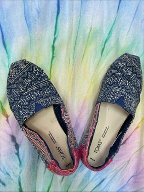 Toms Navy Blue Geometric Slip-On Flats with Pink Accent